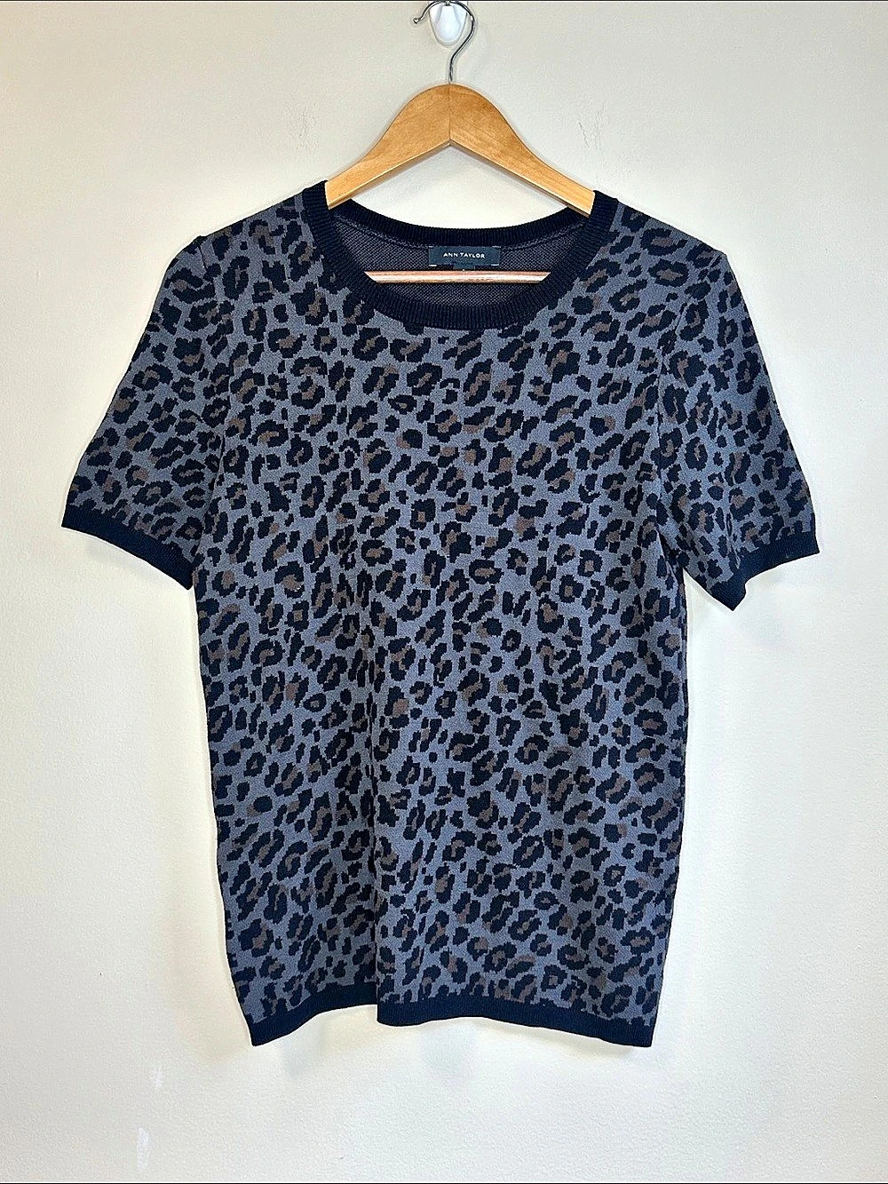 Ann Taylor Leopard Print Short Sleeve Sweater Size Medium